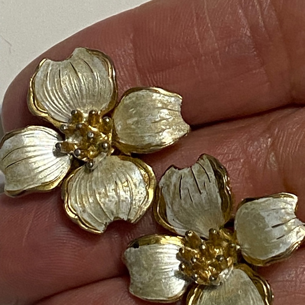 Giovanni  Signed Vintage Gold and Silver Floral Clip-on Earrings - Picture 2 of 6